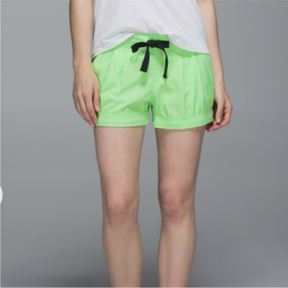 ❤️Lululemon Spring Break Away Shorts Pistachio Size 6 Neon Green Casual Workout